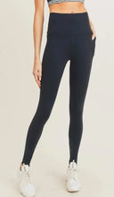 Load image into Gallery viewer, Classic Black Leggings with Pockets -Size Small