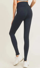 Load image into Gallery viewer, Classic Black Leggings with Pockets -Size Small